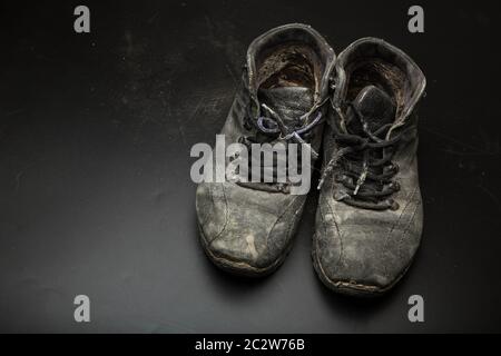 Vieilles chaussures usées sur le sol Banque D'Images