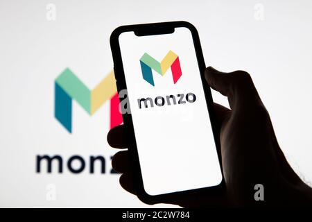 LONDRES, Royaume-Uni - juin 2020 : logo Monzo Online Financial Banking sur un smartphone Banque D'Images
