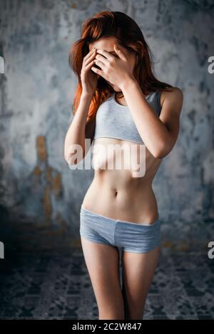 Femme anorexique, perte de poids, anorexie. Gras ou en calories burning concept, maladie médicale Banque D'Images
