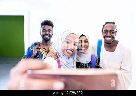 groupe d'étudiants africains prenant un selfie Banque D'Images