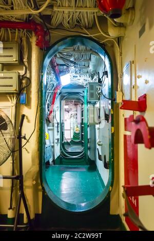 Cloisons avec système de tuyauterie et de câblage sur porte-avions à mi-chemin du musée Banque D'Images