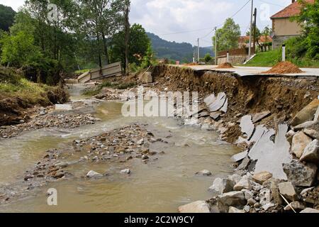 Le débit de la rivière s'est calmée après les inondations La prévention des catastrophes naturelles Banque D'Images