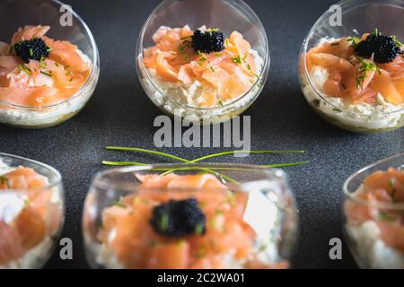 Oeufs de lompe saumon verrine de fromage frais et de l'avocat lit dans la cuisine Banque D'Images