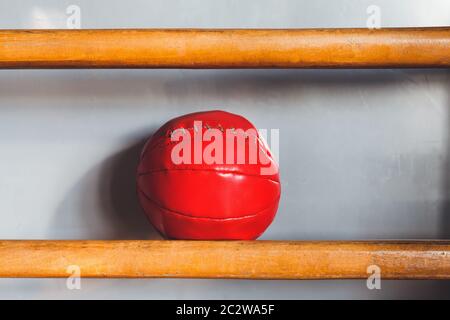 Ballon rouge sur l'étagère de la salle de gym Banque D'Images