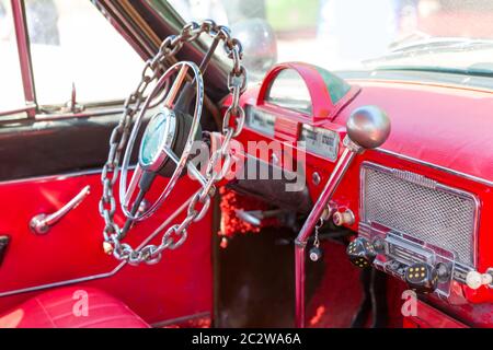 Gouvernail de la chaîne d'une voiture vintage rouge libre Banque D'Images