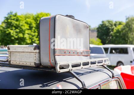 Old Grey valises debout sur la voiture haut Banque D'Images