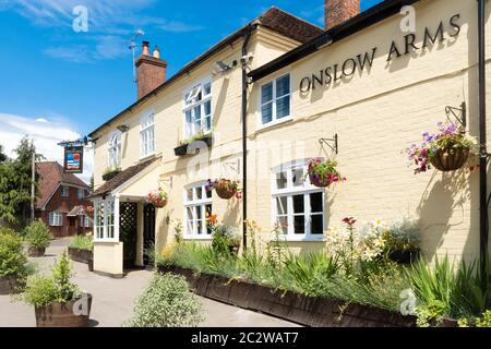 Le pub Onslow Arms à Loxwood, West Sussex, Royaume-Uni, sur le canal Wey et Arun Banque D'Images