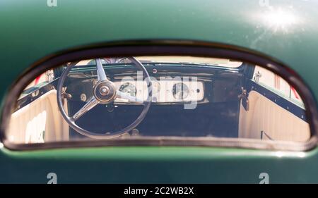 Voir à travers le verre de la gouverne de vintage car Banque D'Images