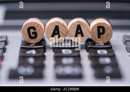 Gaap lettres sur des blocs de bois rond sur les boutons de la calculatrice dans Office Banque D'Images