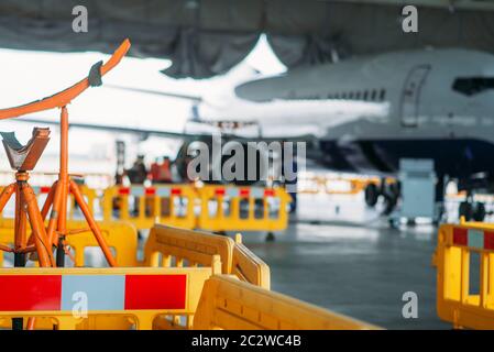 Sur la réparation des aéronefs dans le hangar, l'avion sur l'inspection avant vol. Maintenance du moteur d'avion à réaction, la sécurité du transport aérien Banque D'Images