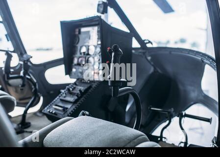 À l'intérieur de cabine de l'hélicoptère, panneau de commande, vue latérale de porte ouverte, personne. Planche de bord dans le cockpit des petits copter Banque D'Images