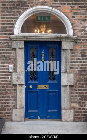 Ancienne porte d'entrée traditionnelle bleue d'UNE maison en brique à Dublin Irlande Banque D'Images