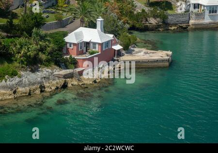 Petite maison des Bermudes rose sur la mer avec vue aérienne traditionnelle sur le toit Banque D'Images