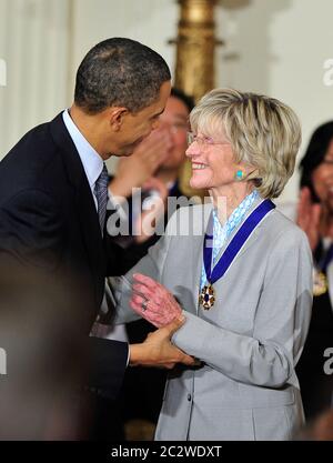 Le président des États-Unis Barack Obama et la première dame Michelle Obama présentent la Médaille de la liberté de 2010, « le plus grand honneur civil de la nation a présenté aux individus qui ont apporté des contributions particulièrement méritoires à la sécurité ou aux intérêts nationaux des États-Unis, à la paix mondiale, Ou à des initiatives culturelles ou autres importantes, publiques ou privées, à l'ancien ambassadeur des États-Unis en Irlande Jean Kennedy Smith dans une cérémonie à la salle est de la Maison Blanche à Washington, DC, le mardi 15 février 2011. Crédit : Ron Sachs/CNP/MediaPunch Banque D'Images