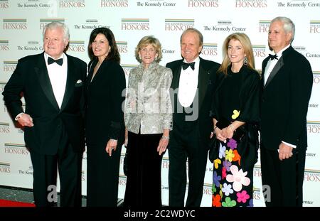 Washington, DC - 2 décembre 2006 -- de gauche à droite : le sénateur des États-Unis Edward M. Kennedy (démocrate du Massachusetts), son épouse Victoria, sa sœur Jean Kennedy Smith, George Stevens Jr., le fondateur et producteur du Kennedy Center Honors, Caroline Kennedy Schlossberg et son mari Edwin Schlossberg arrivent pour le dîner du département d'État pour le 29e dîner d'honneur du Kennedy Center au département d'État de Washington, DC, le samedi soir, 2 décembre 2006. Andrew Lloyd Webber, Zubin Mehta, Dolly Parton, Smokey Robinson et Stephen Spielberg sont honorés en 2006 pour leur con Banque D'Images