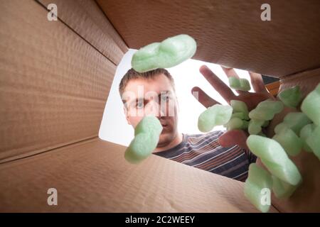 Jusqu'vue de l'homme de jeter dans la boîte de papier Banque D'Images