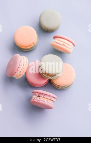 Macarons français sur fond bleu, dessert parisien chic, sucrerie et macaron à gâteau pour la marque de confiserie de luxe, Hol Banque D'Images