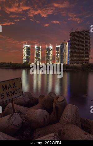 Prenons nos sièges, le temps de passer la dernière heure de lumière du jour à Regatta Apartment, au nord de Jakarta Banque D'Images