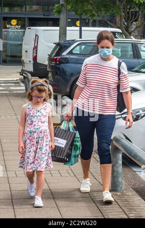 Bandon, West Cork, Irlande. 18 juin 2020. Une femme porte un masque dans le parking du centre commercial Riverview, Bandon, pour se protéger de Covid-19. Crédit : AG News/Alay Live News Banque D'Images