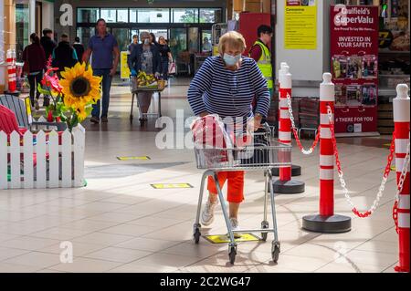 Bandon, West Cork, Irlande. 18 juin 2020. Une femme porte un masque facial au Riverview Shopping Centre, Bandon, pour se protéger contre Covid-19. Crédit : AG News/Alay Live News Banque D'Images