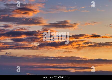 Ciel d'automne avant l'aube, les premiers rayons de soleil la couleur du ciel avec nuages. Contexte, la texture, l'espace pour le texte. Banque D'Images