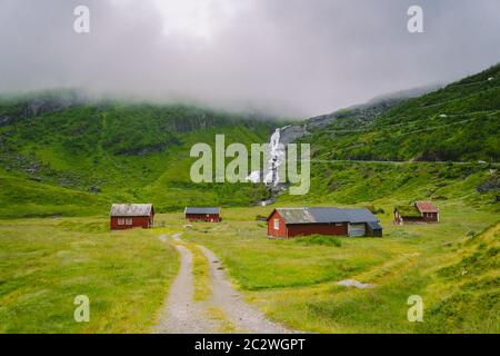 Huttes de montagne en bois de refuge en Norvège. Paysage norvégien avec des maisons typiques scandinaves en herbe sur le toit. Vill de montagne Banque D'Images