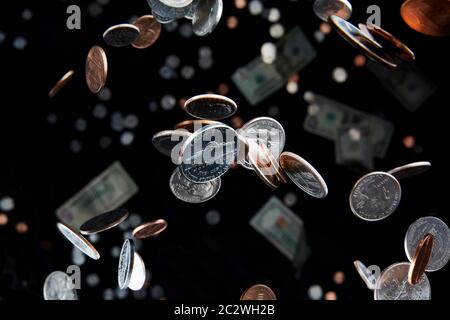 La chute des pièces volées dans les airs représente l'économie et la finance avec un nickel de gravité zéro comme foyer de la monnaie. Banque D'Images