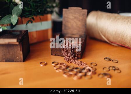 Accessoires pour les travaux d'aiguille, peu d'anneaux en métal et en bois décoratif fort sur la table, gros plan. Des bijoux, bijouterie faisant Banque D'Images