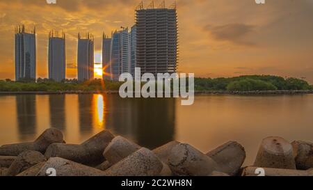 En attendant le coucher du soleil devant un appartement exclusif Regatta sur la côte nord de Jakarta Banque D'Images