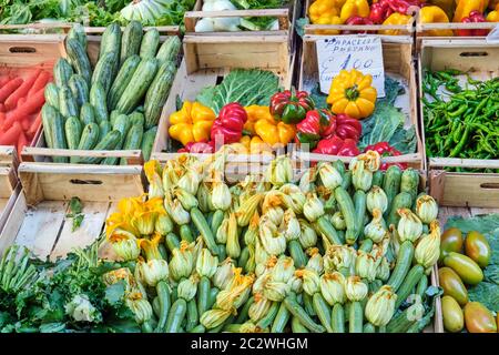 Courgettes fleurs et autres légumes vu à un marché à Naples, Italie Banque D'Images