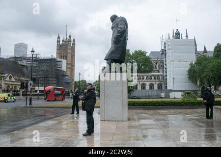 WESTMINSTER, LONDRES, ROYAUME-UNI. 18 juin 2020. Les policiers gardent la statue de l'ancien Premier ministre britannique de la guerre Sir Winston Churchill, qui a été découverte lors de la visite du président français Emmanuel Macron à Londres à l'occasion du 80e anniversaire de la diffusion « Appel » du général Charles de Gaulle pendant la Seconde Guerre mondiale. La statue a été couverte par les autorités après avoir été dédèle avec les mots « était raciste lors d'une manifestation Black Lives Matter. Crédit : amer ghazzal/Alay Live News Banque D'Images