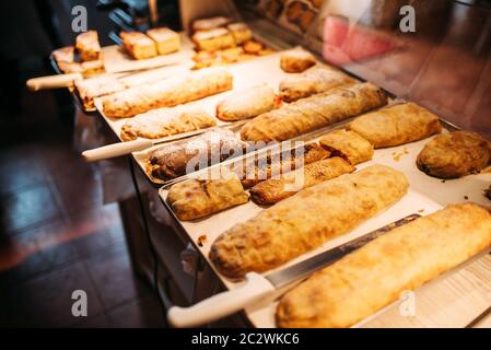 Apple strudel classique sur des plaques de métal, de boulangerie fraîchement cuites, personne. Dessert de fruits sucrés faits maison Banque D'Images