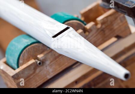 12 juin 2020, Brandebourg, Francfort (Oder) : blanc de l'agent nettoyant est un tube métallique de l'orgue Sauer de la salle de concert 'Carl Philipp Emanuel Bach'. L'orgue Sauer représentatif avec ses 50 arrêts est actuellement un grand chantier de construction. Là où les visiteurs remplissent normalement la salle de concert « Carl Philipp Emanuel Bach » de Francfort (Oder) à trois nef, les derniers câbles pendent de la galerie, les tuyaux en bois sont démantelés et empilés. Les employés de la société de construction d'organes Sauer de Müllrose (Oder-Spree) travaillent sur des tuyaux métalliques sur des établis mobiles. Photo : Patr Banque D'Images