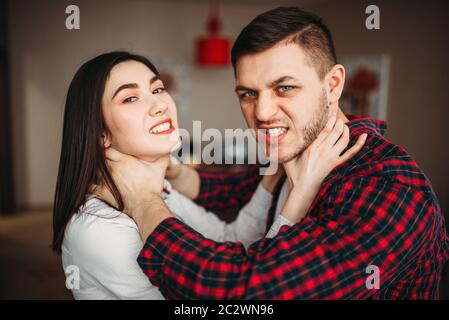 Mari et femme à crier après l'autre, querelle de famille. L'homme et la femme dans l'abus, couple fighting Banque D'Images