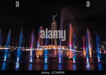 Le monument de libération de l'Irian Ouest est le meilleur endroit pour profiter du festival des fontaines en week-end Banque D'Images