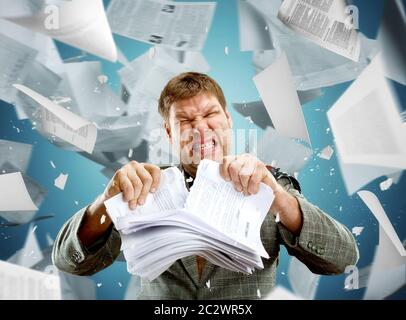 Stressed businessman arracher pile de papier Banque D'Images