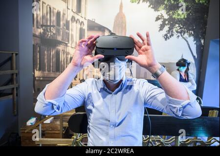 18 juin 2020, Hessen, Francfort-sur-le-main : un visiteur met des lunettes VR pour la visite virtuelle de la ville. À Francfort, les visiteurs peuvent voyager dans le temps. À partir du samedi (20.6), 'TimeRide' offrira un voyage de temps avec des lunettes VR à travers la métropole principale en 1891. En outre, les chambres sont également équipées d'une vraie boutique de biens coloniaux et d'une salle d'étude. (Pour le rapport dpa 'Voyage de temps avec VR lunettes maintenant aussi à Francfort') photo: Andreas Arnold/dpa Banque D'Images