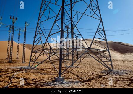 Connecteurs de câble haute tension à une sous-station transportant l'alimentation vers une nouvelle installation pétrolière dans le désert du Sahara. Banque D'Images