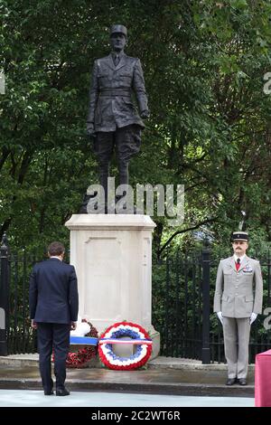 Le président français Emmanuel Macron dépose une couronne à pied des statues de Charles de Gaulle lors d’une cérémonie au Carlton Gardens à Londres lors de sa visite au Royaume-Uni. Banque D'Images