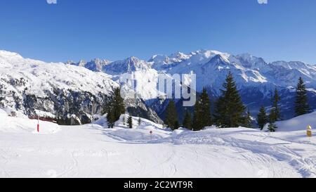 Maison de vacances au pied du Mont Blanc en hiver dans la vallée de Chamonix, France Banque D'Images