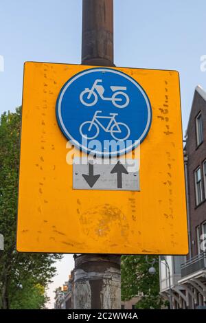 Moto et Scooter Dual Lane Sign in Amsterdam Banque D'Images