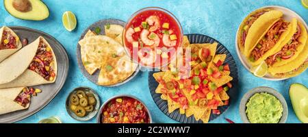 Panorama de la cuisine mexicaine, photo en hauteur. Nachos, quesadillas, cocktail de crevettes, tacos, burritos, avec guacamole et jalapenos, un plat Banque D'Images