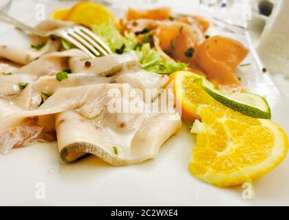 Plats de fruits de mer crus servis sur une table de restaurant Banque D'Images