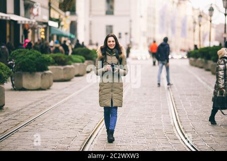 Belle jeune femme touriste avec de longs cheveux se tient sur le fond de la rue centrale dans la ville de Munich en Allemagne à Banque D'Images