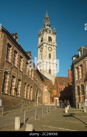 Le beffroi de Mons est le symbole de la ville et se trouve sur une colline. C'est le seul beffroi baroque. Banque D'Images