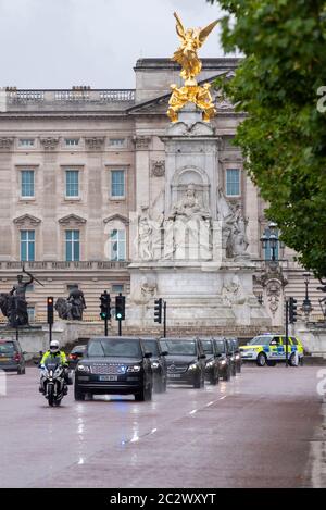 Westminster, Londres, Royaume-Uni. 18 juin 2020. Le président français Emmanuel Macron se rend à Londres pour le 80e anniversaire du discours de « l'appel » de Charles de Gaulle, qui est considéré comme l'origine de la résistance française à l'occupation allemande pendant la Seconde Guerre mondiale Macron est accueilli par le Prince Charles et la duchesse de Cornwall à Clarence House, avant de prendre part à des pourparlers à Downing Street. Il a déposé une couronne au King George VI et au Queen Elizabeth Memorial Banque D'Images