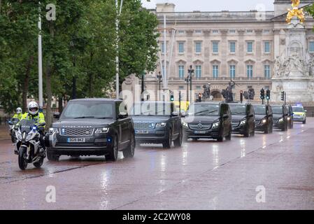 Westminster, Londres, Royaume-Uni. 18 juin 2020. Le président français Emmanuel Macron se rend à Londres pour le 80e anniversaire du discours de « l'appel » de Charles de Gaulle, qui est considéré comme l'origine de la résistance française à l'occupation allemande pendant la Seconde Guerre mondiale Macron est accueilli par le Prince Charles et la duchesse de Cornwall à Clarence House, avant de prendre part à des pourparlers à Downing Street. Il a déposé une couronne au King George VI et au Queen Elizabeth Memorial Banque D'Images