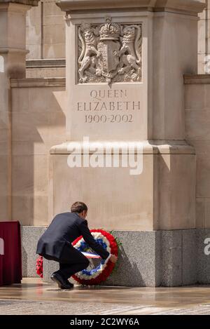 Westminster, Londres, Royaume-Uni. 18 juin 2020. Le président français Emmanuel Macron se rend à Londres pour le 80e anniversaire du discours de « l'appel » de Charles de Gaulle, qui est considéré comme l'origine de la résistance française à l'occupation allemande pendant la Seconde Guerre mondiale Macron est accueilli par le Prince Charles et la duchesse de Cornwall à Clarence House, avant de prendre part à des pourparlers à Downing Street. Il a déposé une couronne au King George VI et au Queen Elizabeth Memorial Banque D'Images