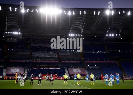 Rome, Italie - 17 juin 2020 : les joueurs ont une minute de silence pour les victimes du coronavirus avant le match de football final de Coppa Italia entre SSC Napoli et Juventus FC. SSC Napoli a remporté 4-2 victoires sur Juventus FC après des penalty Kicks, temps régulier terminé 0-0. Crédit: Nicolò Campo/Alay Live News Banque D'Images