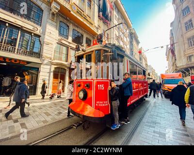 Ancien tramway, avenue Istiklal, Istanbul, Turquie le 2 novembre 2019. Tramway rouge nostalgique dans la rue Taksim Istiklal. Tramway rétro rouge activé c Banque D'Images